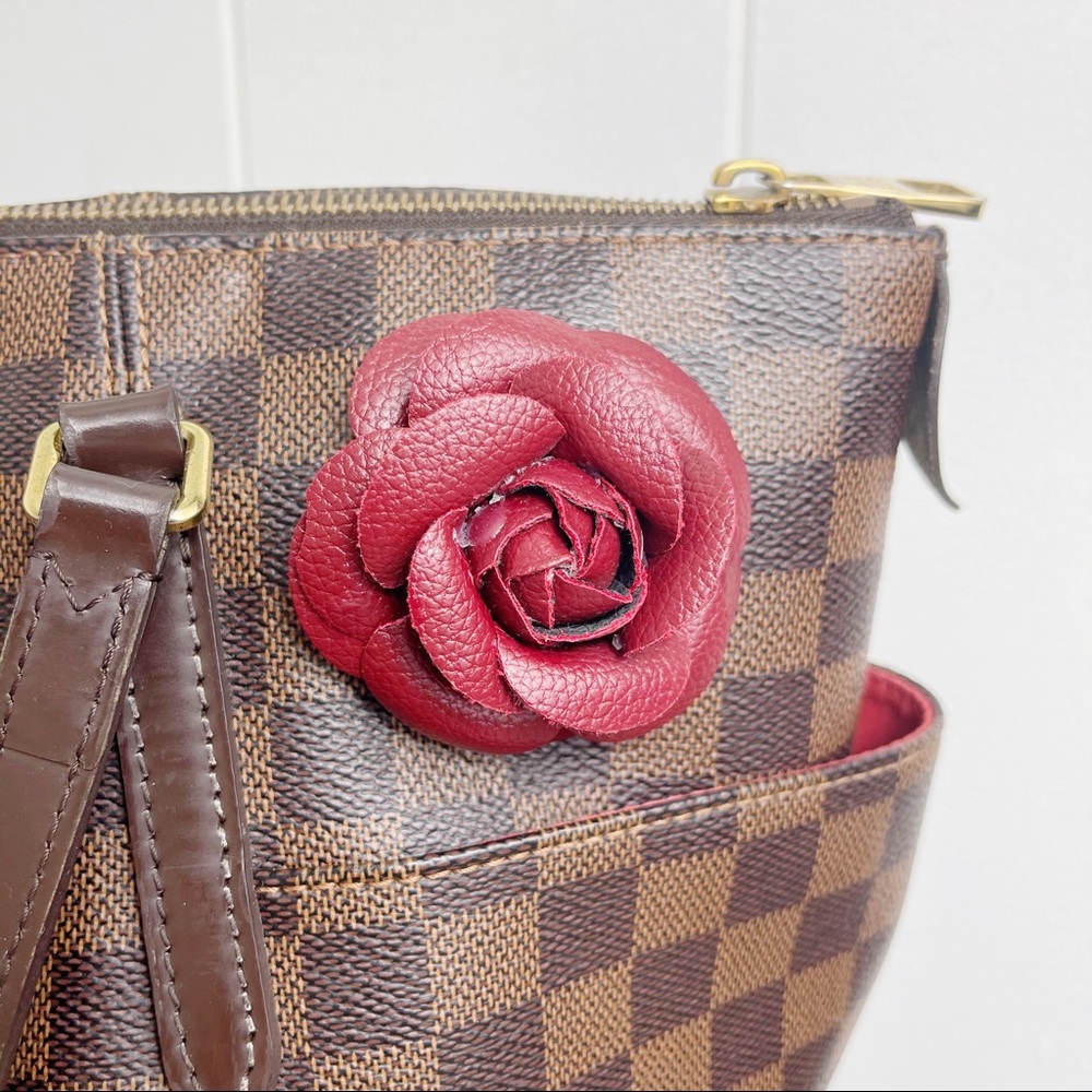 Camellia Flower Vegan Leather Magnetic Bag Charm - Picture 7 of 9